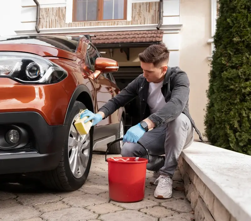 Lavage auto à domicile Crésantignes : professionnel intervenant sur un véhicule